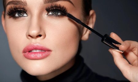 Девушка с красивыми ресницами