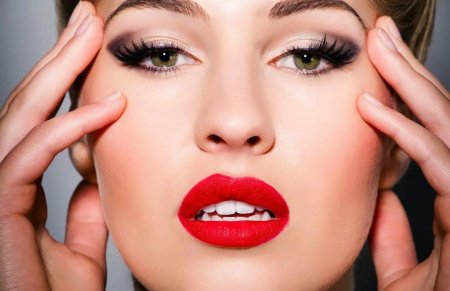 Девушка с накрашенными ресницами