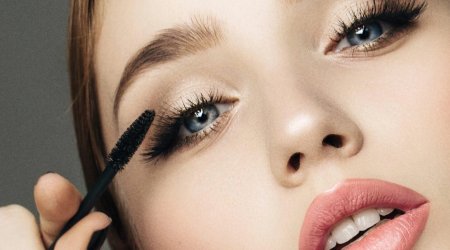 Девушка с накрашенными ресницами