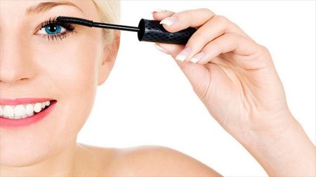 Девушка с тушью