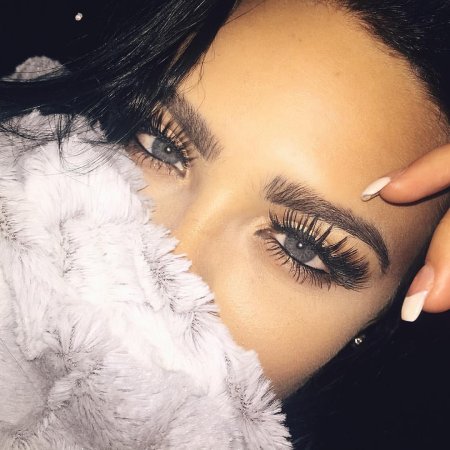 Девушка с красивыми ресницами