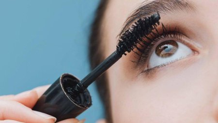 Ресницы накрашенные тушью