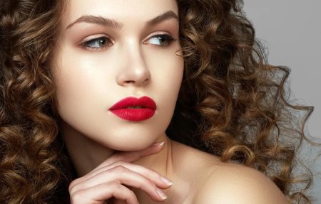 Шатенка с кудрявыми волосами