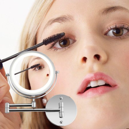 Девушка красит ресницы