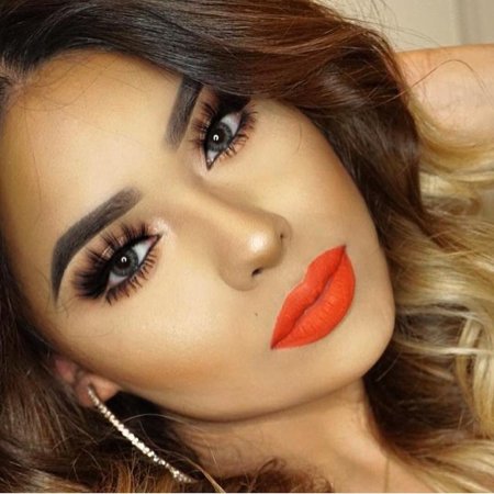 Накрашенная девушка