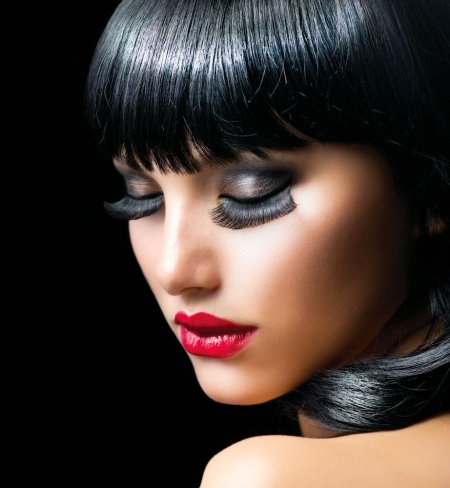 Девушка с накладными ресницами