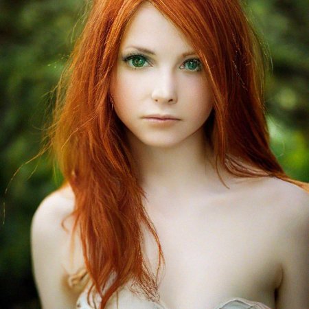 Рыжая девочка с зелеными глазами