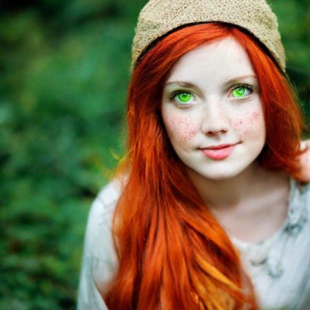 Девушка рыжая