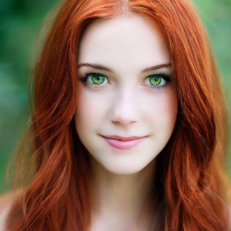 Девушка с рыжими волосами