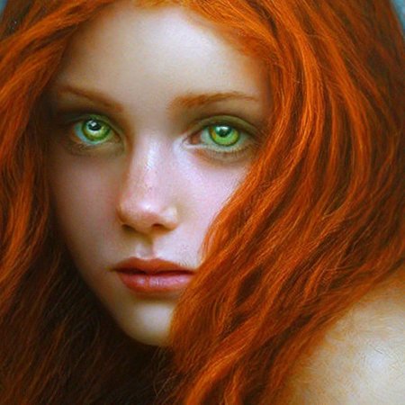 Рыжая девушка с зелеными глазами