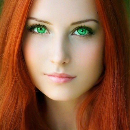 Красивая девушка с зелеными глазами