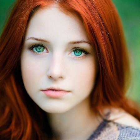 Девушка с рыжими волосами и зелеными глазами