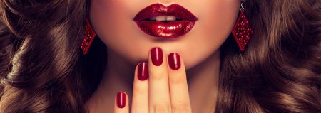 Девушка с маникюром