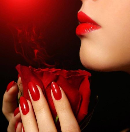 Девушка с красным маникюром