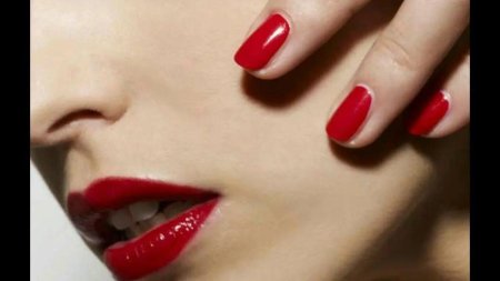 Красный маникюр и красные губы