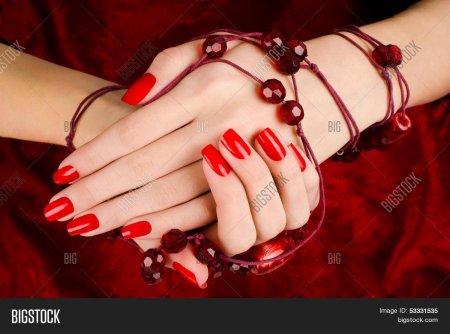 Красивые руки с красным маникюром