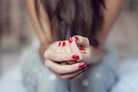 Красивые руки с маникюром