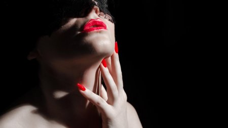 Девушка с красными ногтями