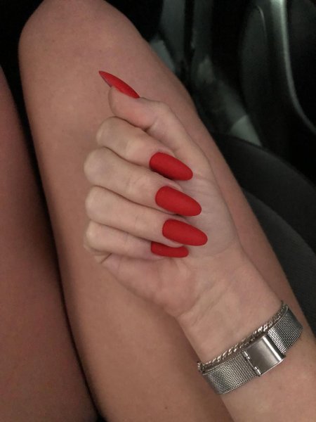 Красные матовые ногти
