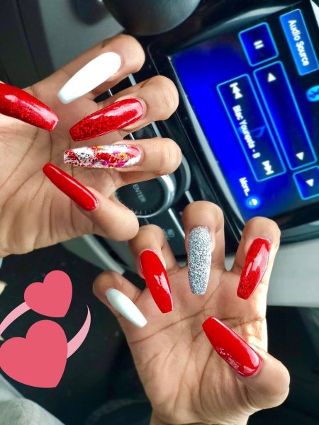 Красные длинные ногти