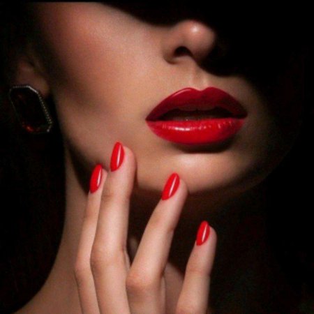 Девушка с красными ногтями