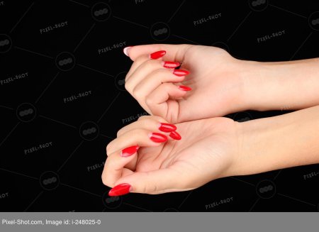 Девушка с красными ногтями