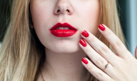 Красная лаковая помада