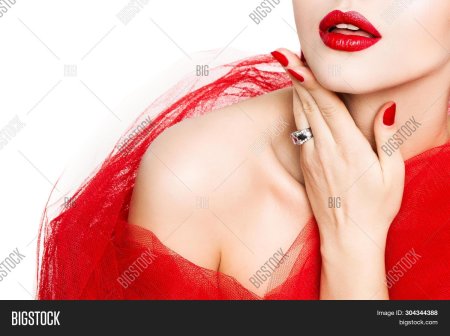 Девушка с красными ногтями