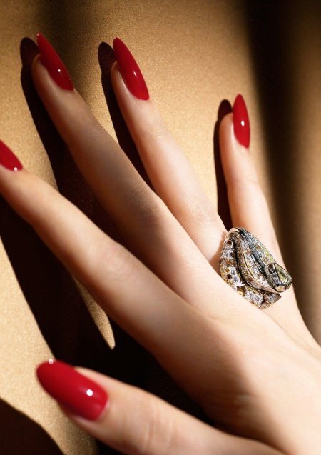 Красные ногти