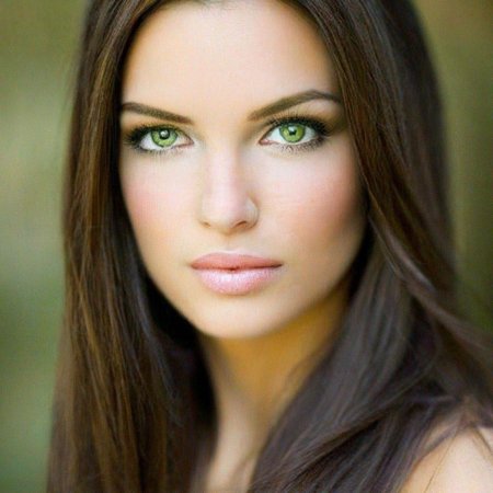Красивая девушка с зелеными глазами