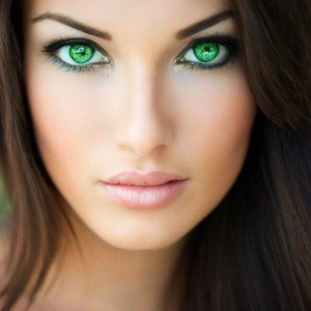 Красивая девушка с зелеными глазами