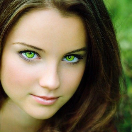 Красивая девушка с зелеными глазами
