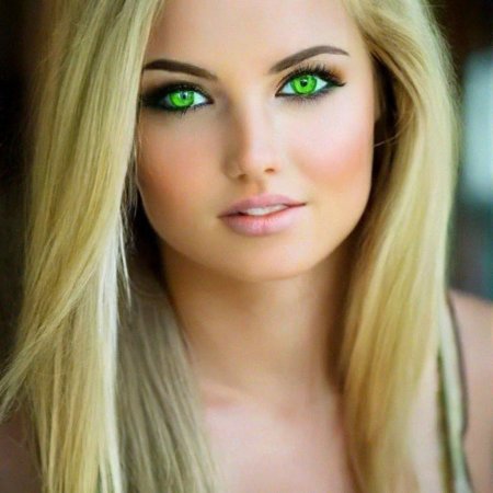 Девушка блондинка с голубыми глазами