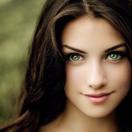 Красивая девушка с зелеными глазами