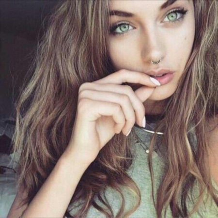 Русая с голубыми глазами