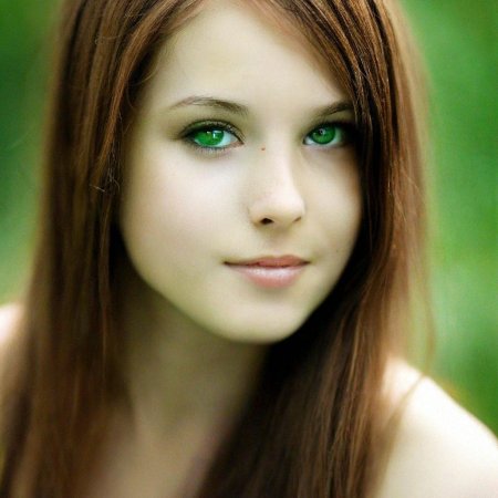 Красивая девушка с зелеными глазами