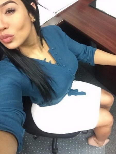 Селфи девушек на работе