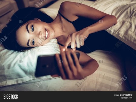 Девушка с телефоном перед сном