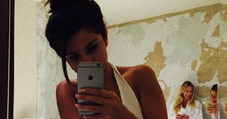 Селена Гомес селфи