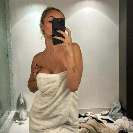 Хейли Болдуин селфи