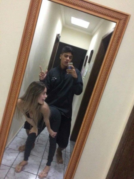 Парень с девушкой в зеркале