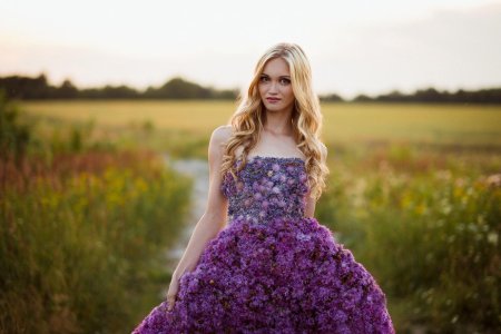 Девушка в цветочном платье