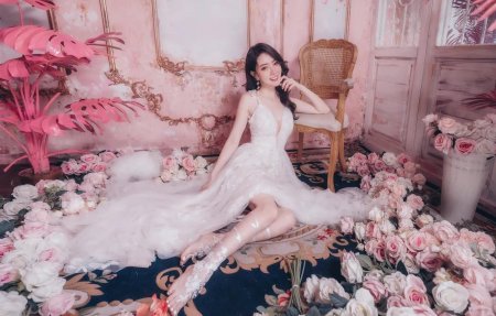 Девушка в свадебном платье сидит