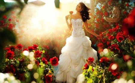 Красивое свадебное платье с розами