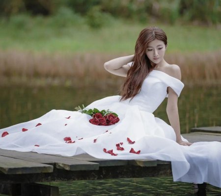 Девушка в длинном платье