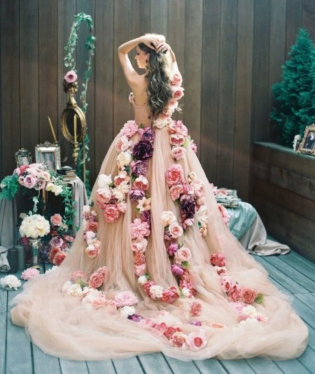 Свадебное платье с цветами