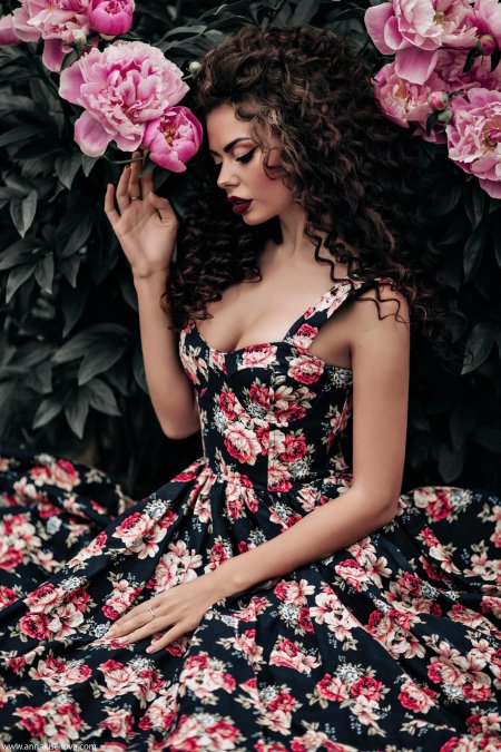 Девушка в платье красивая