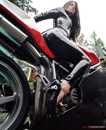 Девушка на мотоцикле