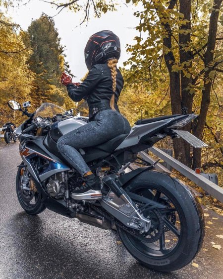 Девушка на мотоцикле