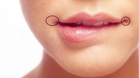 Девушка прикусывает нижнюю губу